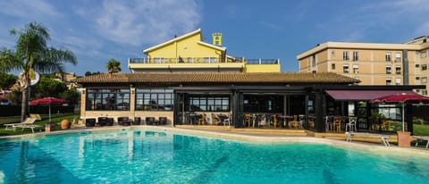 Property building, Swimming pool, Swimming pool