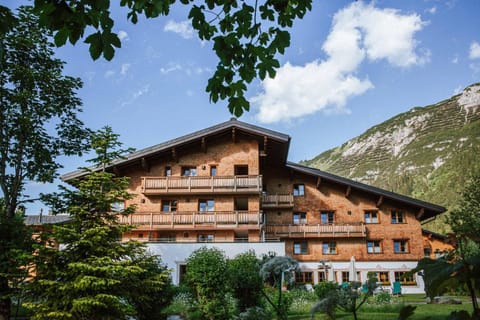 Property building, Facade/entrance, Day, Garden, Mountain view