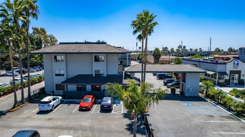 Property building, Neighbourhood, Street view, Location, Parking