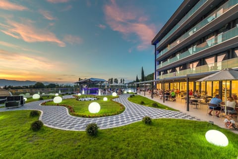 Restaurant/places to eat, Garden, Balcony/Terrace, Autumn, City view, Garden view, Lake view, Pool view, Sunset