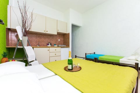 Kitchen or kitchenette, Bedroom