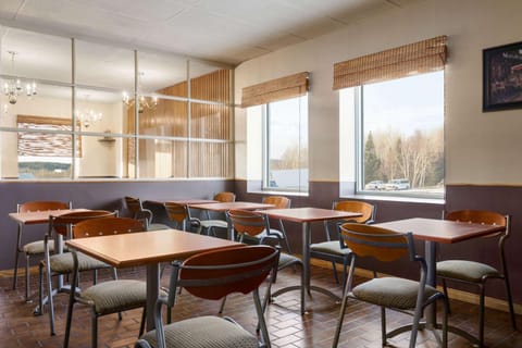 Travelodge by Wyndham Baie Comeau Hotel in Baie-Comeau
