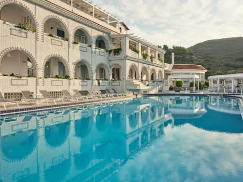 Property building, Swimming pool, sunbed