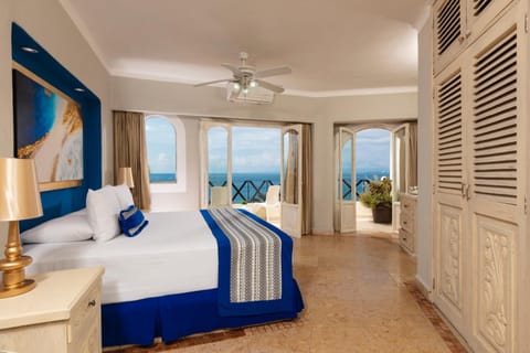 Photo of the whole room, Sea view