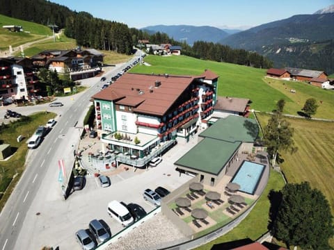 Property building, Communal lounge/ TV room, Day, Natural landscape, Bird's eye view, Mountain view, Swimming pool, Location