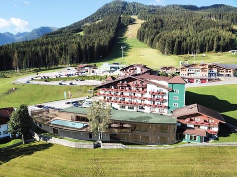 Property building, Day, Natural landscape, Bird's eye view, Mountain view, Swimming pool, Location