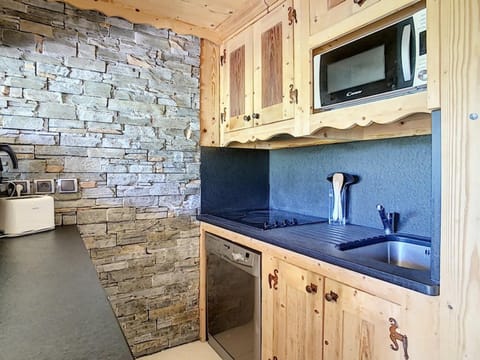 Duplex rénové aux Menuires, ski aux pieds, balcon - FR-1-344-186 Apartment in Les Allues