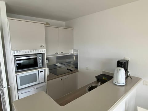 Coffee/tea facilities, Kitchen or kitchenette, oven, stove, toaster