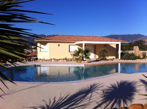 L'Hacienda Piscine chauffée à 28, spa, boulodrome et court de Tennis privés, 2 villas indépendantes Chalet in Zonza