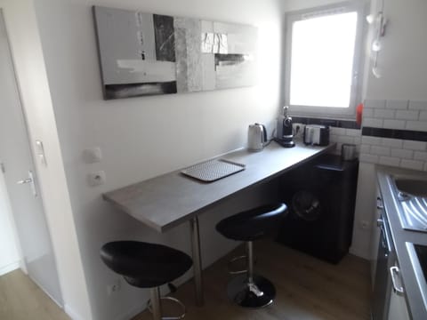 Coffee/tea facilities, Kitchen or kitchenette, Dining area