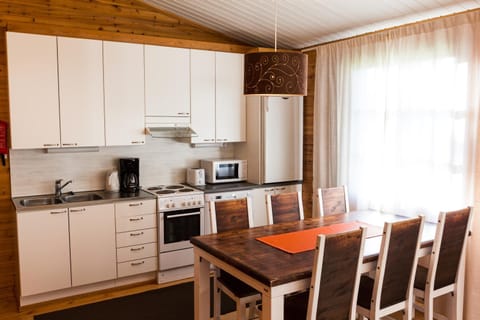 Coffee/tea facilities, Kitchen or kitchenette, Photo of the whole room, Decorative detail, Dining area