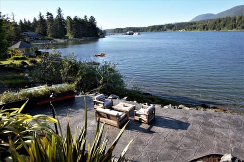 Beautiful Oceanfront Cabin With Hot Tub! - Gone With The Wind Casa in Ucluelet