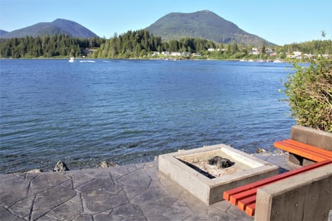 Beautiful Oceanfront Cabin With Hot Tub! - Gone With The Wind House in Ucluelet