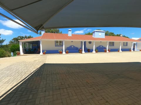 Patio, Communal lounge/ TV room, BBQ facilities, Fishing, Garden, Banquet/Function facilities, Beach, Cycling, Diving, Animals, Animals, Communal kitchen, Pets, Pets, Area and facilities, Swimming pool, Sports