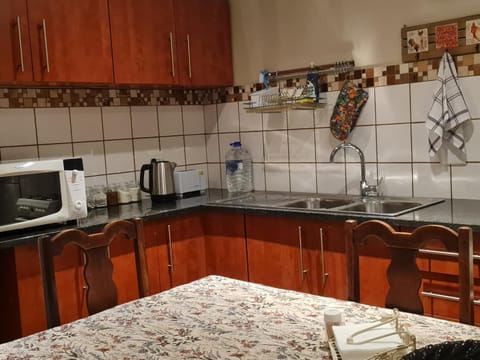 282 Guesthouse/Self-Catering Condominio in Pretoria