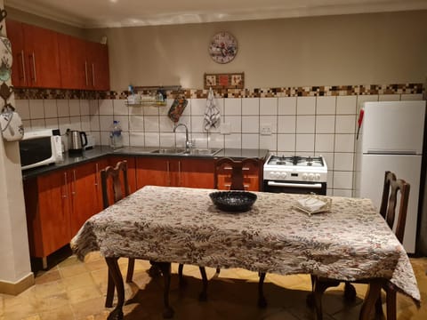 282 Guesthouse/Self-Catering Condominio in Pretoria