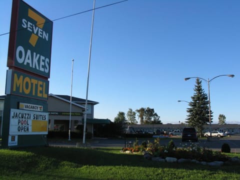 Seven Oakes Motel Motel in Kingston