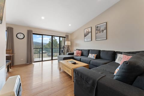 Khione 1 Modern spacious with views towards Lake Jindabyne the mountains beyond House in Jindabyne