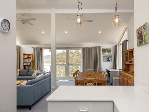 Matilda Spacious centrally located with great lake views House in East Jindabyne