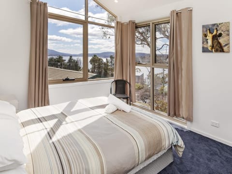 Matilda Spacious centrally located with great lake views Casa in East Jindabyne