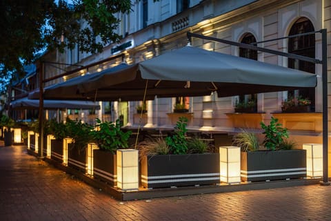 Property building, Restaurant/places to eat