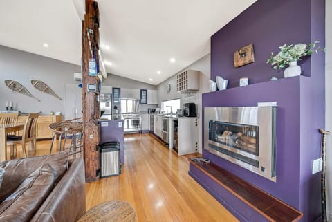 Ned Kelly's Retreat - Stunning 3BR Townhouse l Lake Views l WiFi l BBQ House in Jindabyne