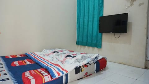 Bed, TV and multimedia, Bedroom