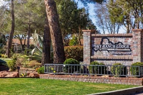 Facade/entrance, Natural landscape, Street view