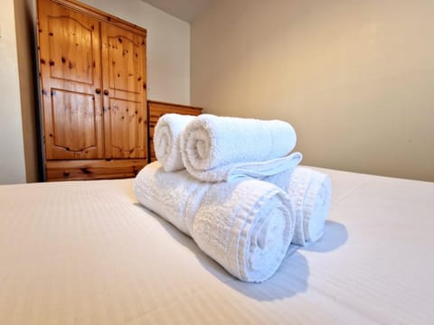 Bed, Bedroom, towels