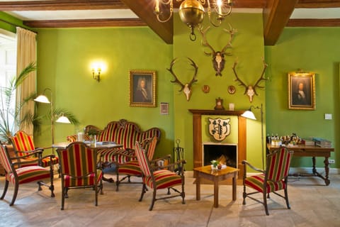 Lobby or reception, Seating area, flat iron