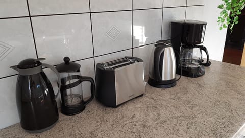 Coffee/tea facilities, Kitchen or kitchenette, Dining area