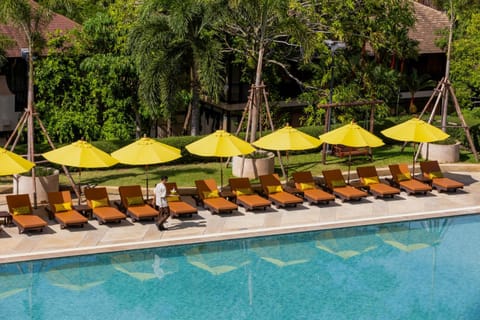 Spring, Day, Garden, Swimming pool, Swimming pool, sunbed