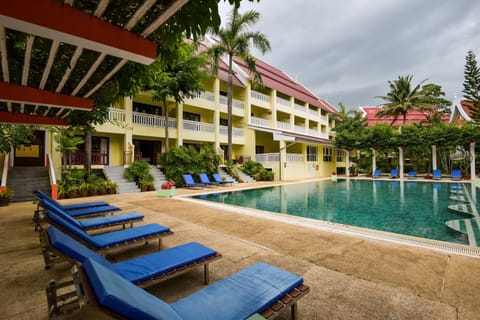 Property building, Day, Pool view, Swimming pool, Swimming pool