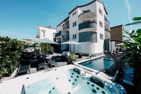 Property building, Day, Pool view, Swimming pool, sunbed