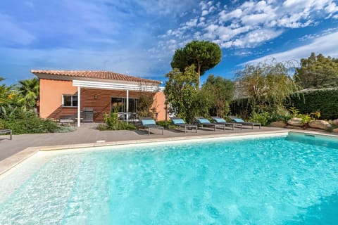 Garden view, Pool view, Swimming pool, sunbed