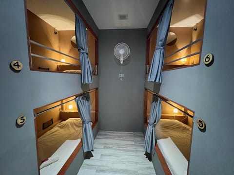 Bedroom, bunk bed