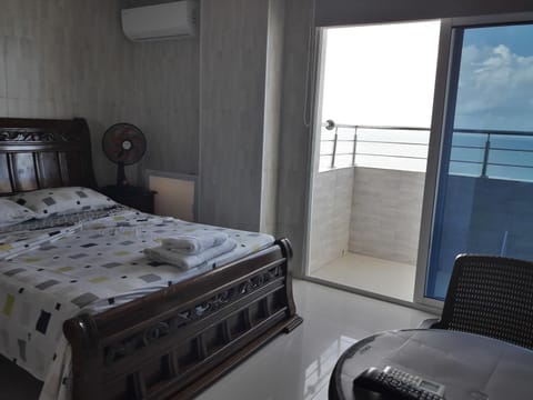 Bed, TV and multimedia, Balcony/Terrace, Photo of the whole room, Bedroom