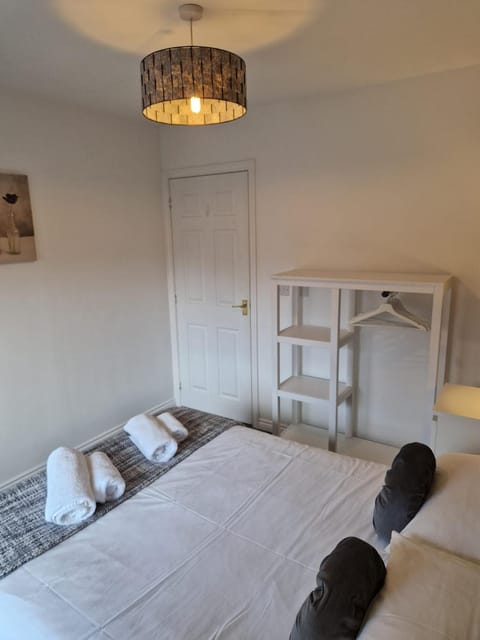 Hereford - Mayflower Coach House, Modern 2 Bedroom Property With Parking, Located South Of Hereford City, Suitable For Small Family, Couple Or Contractors - Sleeps Up To 5 Guests - Hosted by RENTMYHOUSE Apartment in Hereford