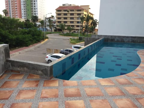 Playa y alberca en Zona Marina Condo in Mazatlan