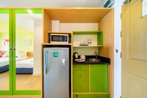 Kitchen or kitchenette, minibar