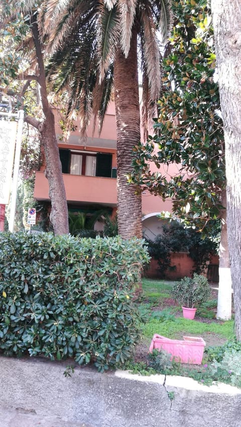 Facade/entrance, Balcony/Terrace, Garden view