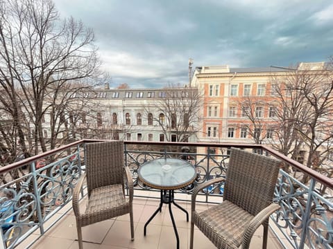 Balcony/Terrace, Street view