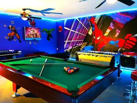 Billiard, Darts, Game Room, TV and multimedia, Photo of the whole room, Decorative detail, Evening entertainment, Entertainment, Family