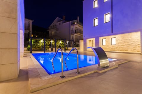 Property building, Patio, Facade/entrance, Night, Activities, Summer, View (from property/room), Photo of the whole room, Decorative detail, Area and facilities, Swimming pool, Swimming pool, Inner courtyard view