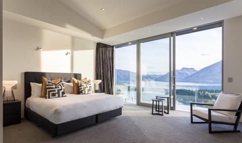 Bed, TV and multimedia, Bedroom, Lake view, Mountain view