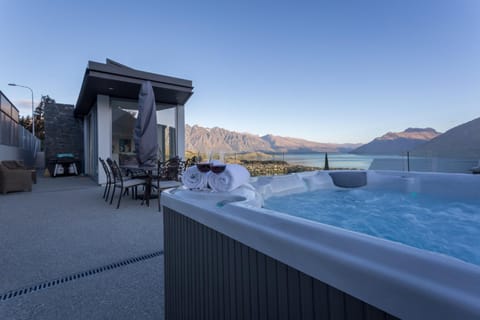 BBQ facilities, Hot Tub, Balcony/Terrace, Lake view, Mountain view