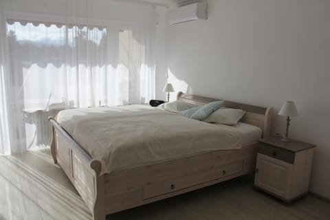 Bed, Photo of the whole room, Sunrise