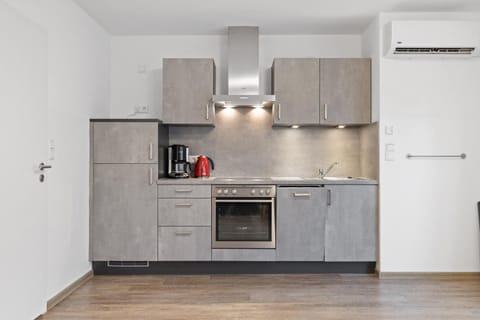 Coffee/tea facilities, Kitchen or kitchenette, oven, stove