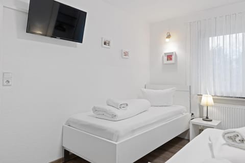 Bed, TV and multimedia, Bedroom