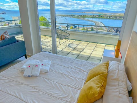 Bed, Balcony/Terrace, Mountain view, Sea view, towels